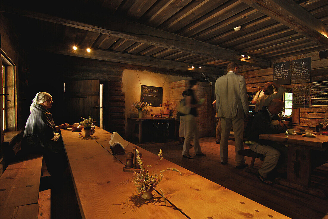 Menschen in Restaurant in altem Holzhaus, Estnisches Freilichtmuseum, Tallinn, Estland, Europa