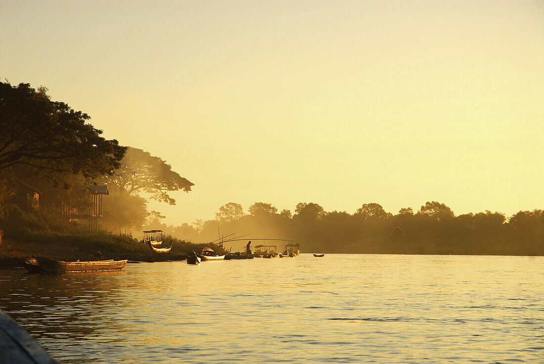 Boote am Mekong Fluss in der Morgendämmerung, Don Khong, Si Phan Don, Südlaos, Laos