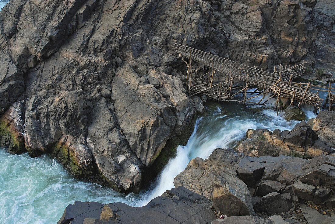 Fischreuse auf Felsen im Wasserfall, Si Phan Don, Südlaos, Laos, Asien