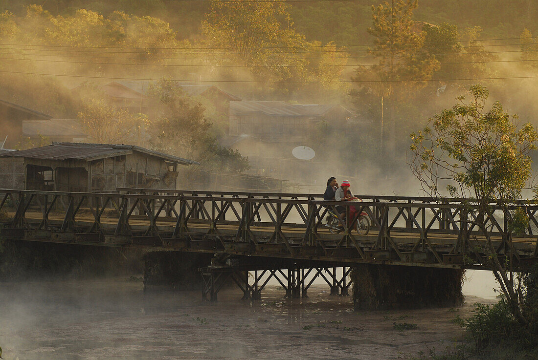Menschen auf einer Brücke im Morgennebel, Paksong auf dem Bolaven Plateau, Südlaos, Laos, Asien