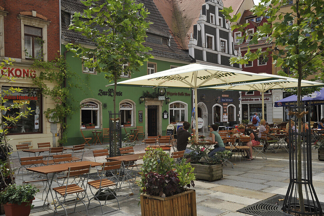 Menschen in Freiluftrestaurants am Kleinmarkt, Altstadt von Meißen, Sachsen, Deutschland, Europa