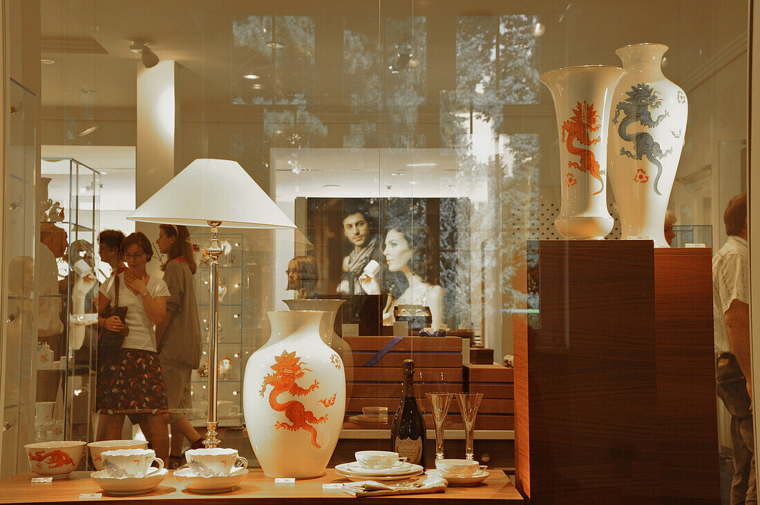 Meissner Porzellan Manufaktur, Ausstellung im Geschäft mit Besuchern, Meißen, Sachsen, Deutschland, Europa