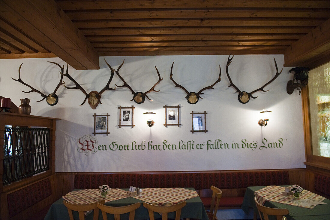 Gaststube von einem Restaurant am Königssee, Berchtesgadener Land, Oberbayern, Bayern, Deutschland