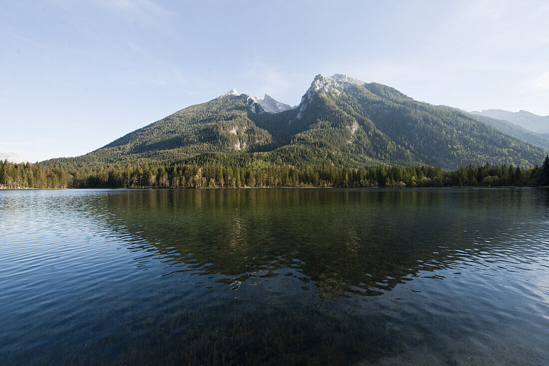 Berge spiegeln sich in einem See, Berchtesgadener Land, Oberbayern, Bayern, Deutschland