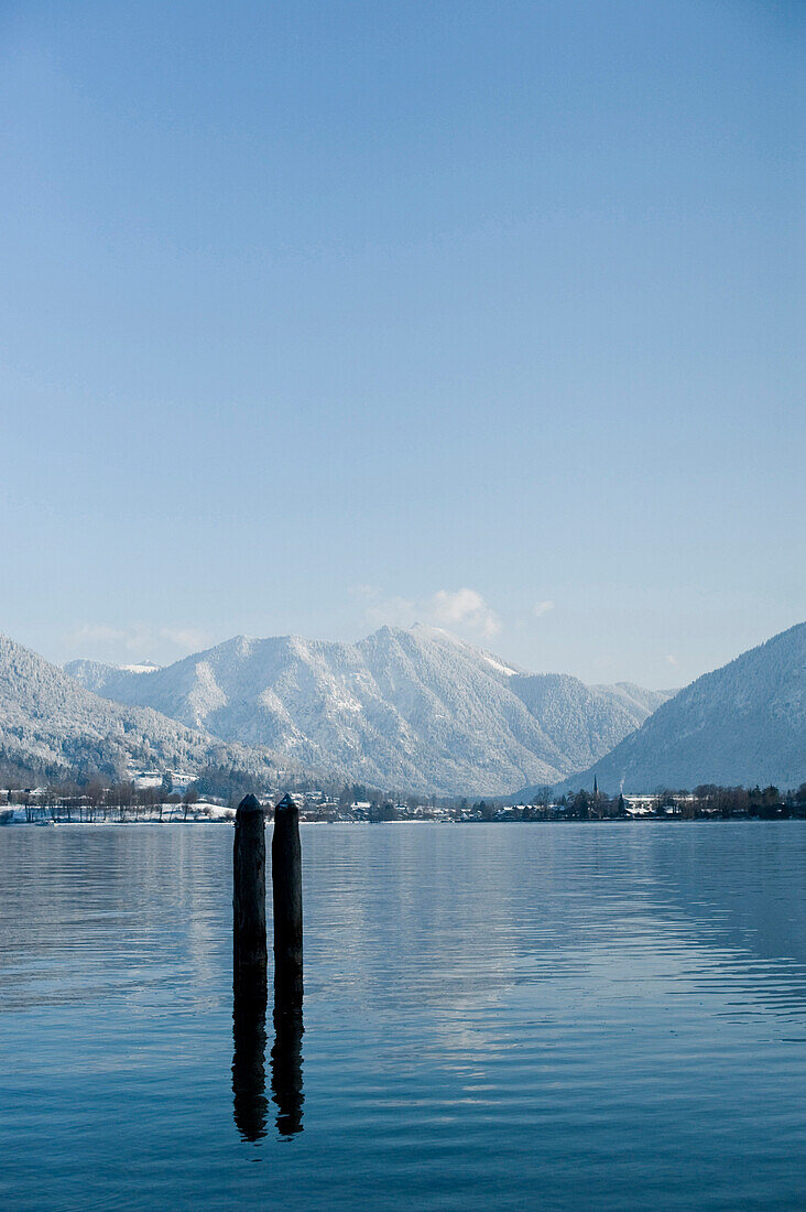 Blick über Tegernsee im Winter, Oberbayern, Bayern, Deutschland