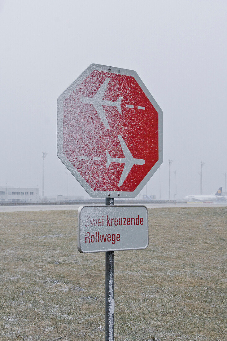 Stoppschild, Flughafen München, Bayern, Deutschland