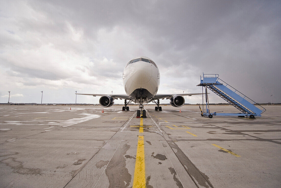 Flugzeug auf Flugfeld, Flughafen München, Bayern, Deutschland