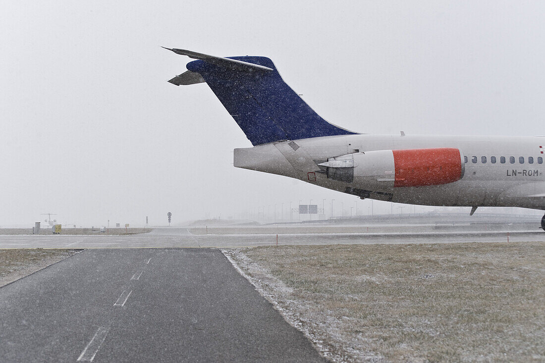 Rollbahn im Schneefall, Flughafen München, Bayern, Deutschland