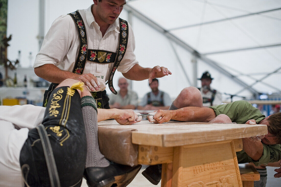 Wettkampf, Alpenländische Meisterschaften im Fingerhakeln, Antdorf, Oberbayern, Bayern, Deutschland