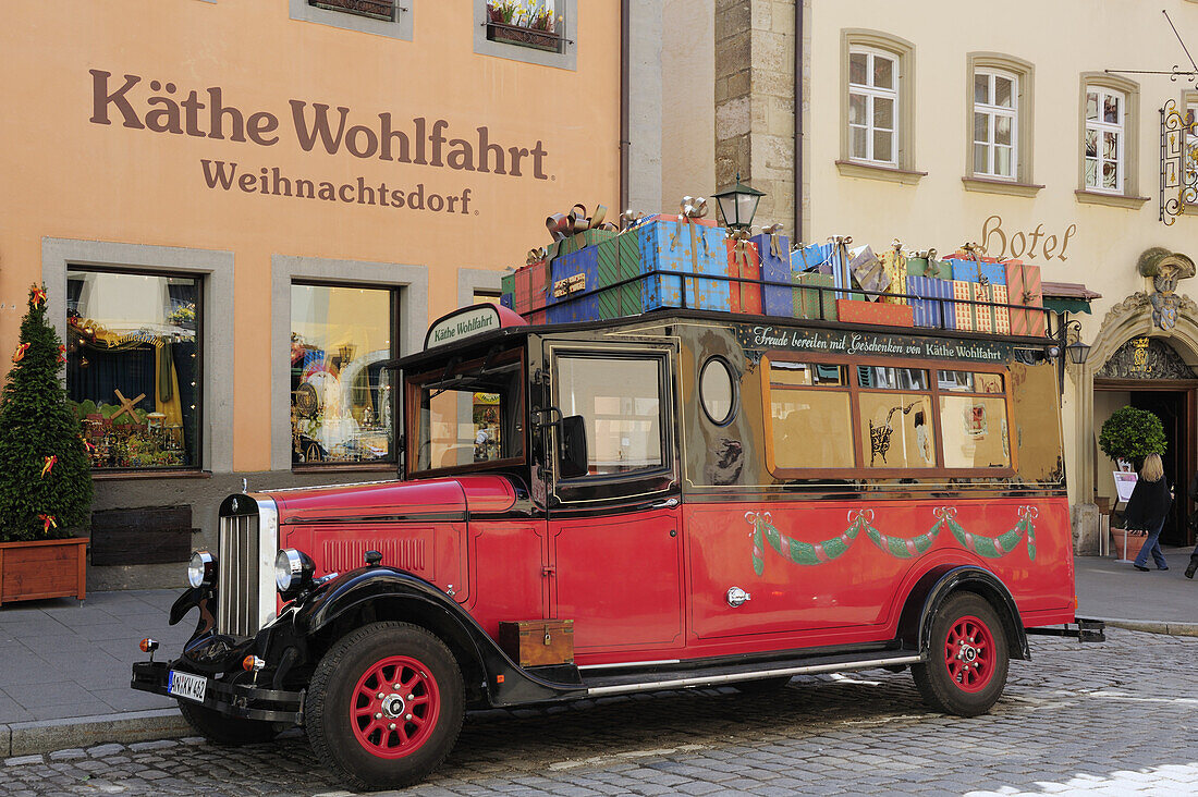 Weihnachtsgeschenke auf Oldtimer, Rothenburg ob der Tauber, Bayern, Deutschland