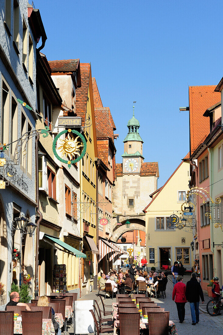 Street scene with Roederbogen city gate in the background, Rothenburg ob der Tauber, Bavaria, Germany