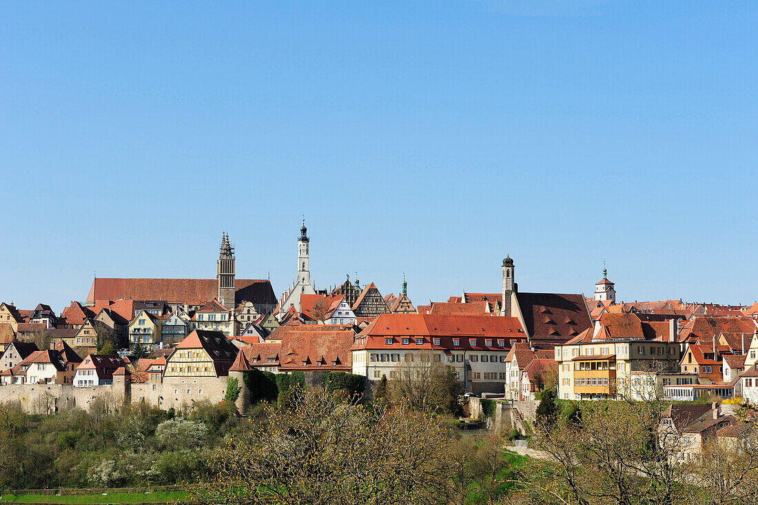 Blick auf Rothenburg mit Türmen und Fachwerkhäuser, Rothenburg ob der Tauber, Bayern, Deutschland