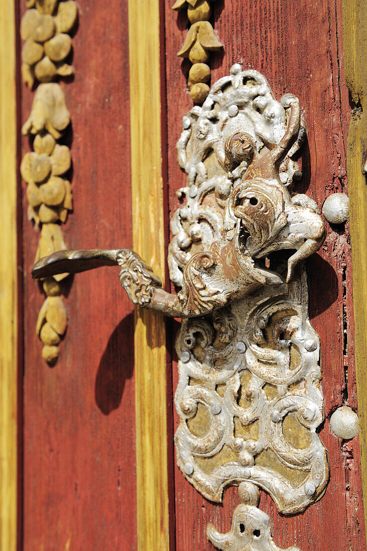 Verzierter Türgriff am Kirchenportal, St. Georg, Dinkelsbühl, Bayern, Deutschland