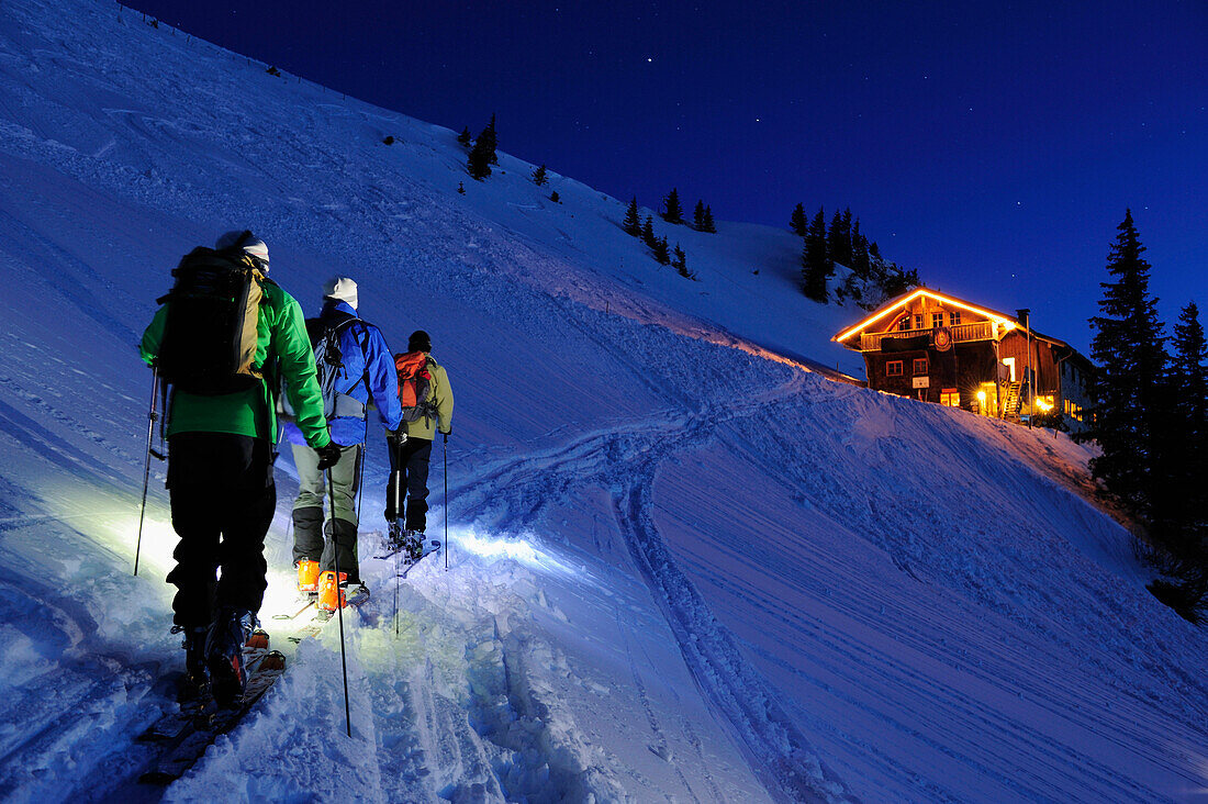 Drei Männer auf Skitour bei Nacht erreichen das Staufner Haus, Hochgrat, Nagelfluhkette, Allgäuer Alpen, Allgäu, Bayern, Deutschland