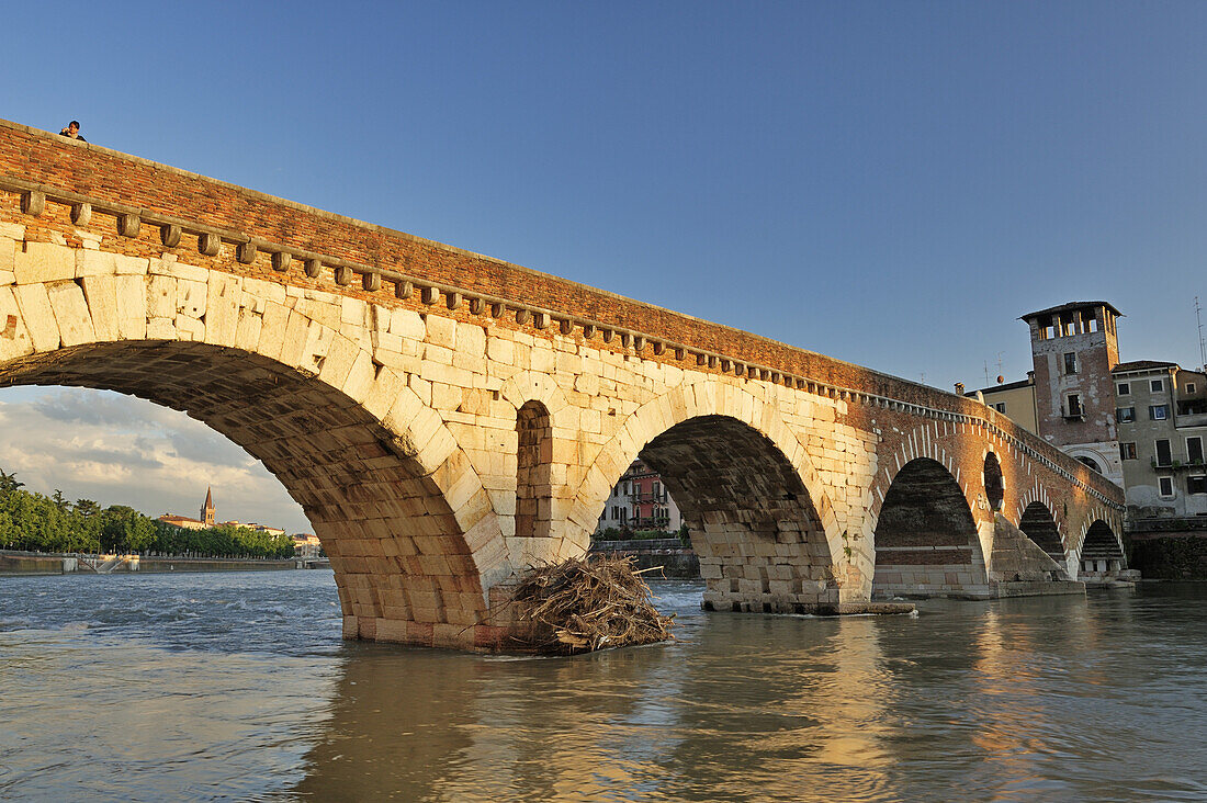 Ponte Pietra, UNESCO Weltkulturerbe, Verona, Venetien, Italien