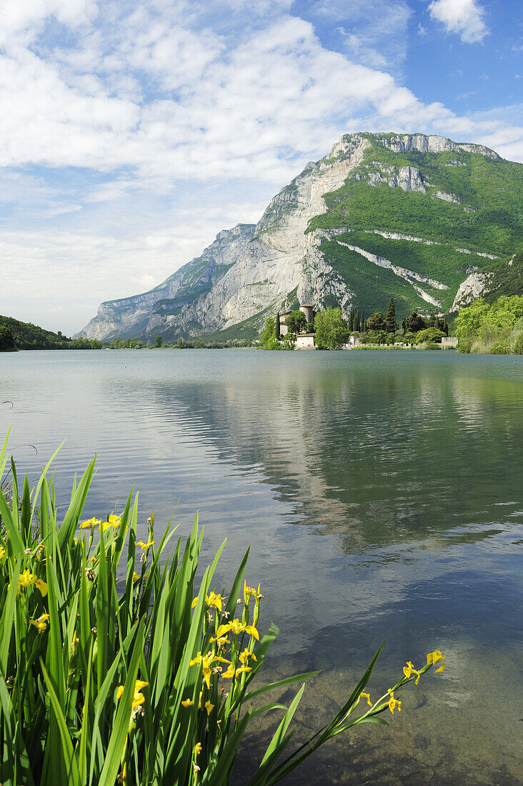 Bergspiegelung im See, Lago Toblino, Trentino, Italien