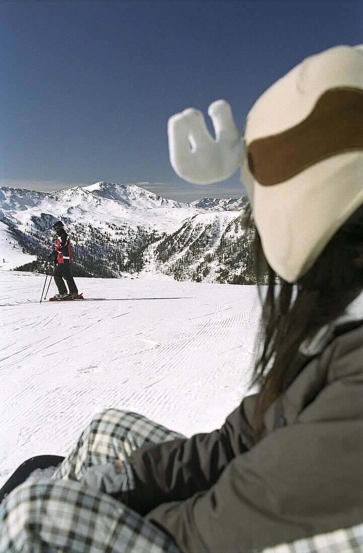 Snowboardfahrerin mti Skihelm auf der Piste, Skifahren, Österreich, Alpen, Europa