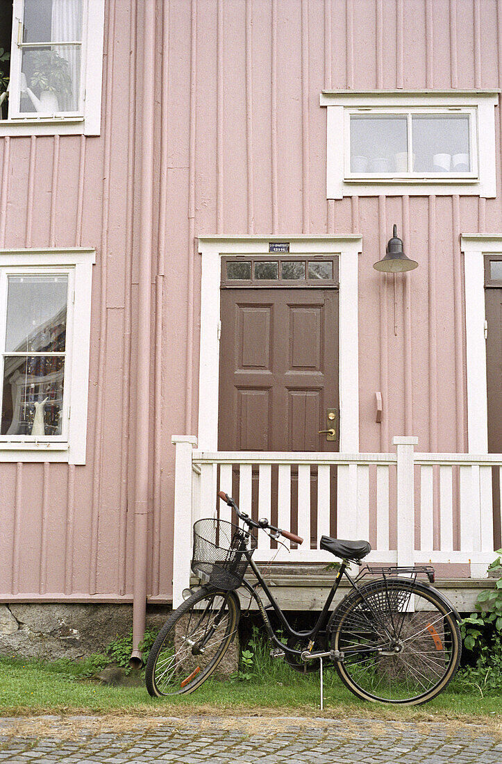 Fahrrad vor einem Holzhaus in Eksjö, Smaland, Südschweden, Schweden, Europa