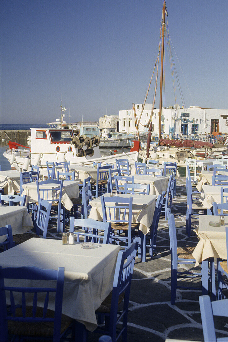Terasse mit Tische und Stühle, Restaurant, Naussa, Insel Paros, Mittelmeer, Griechenland, Europa