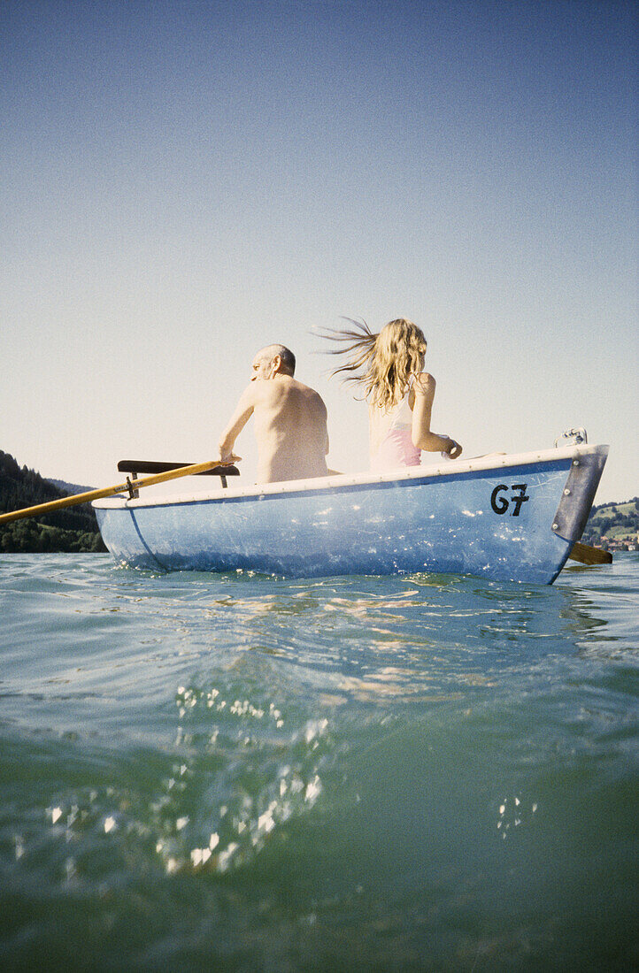 Sommer am See, Mädchen in einem Ruderboot, Schliersee, Bayern, Deutschland, Europa