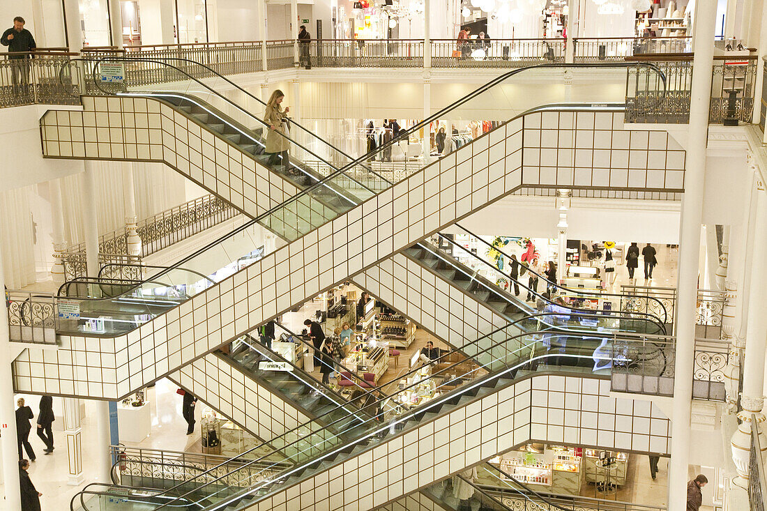 Menschen auf Rolltreppen im Kaufhaus Le Bon Marché, 7. Arrondissement, Paris, Frankreich, Europa