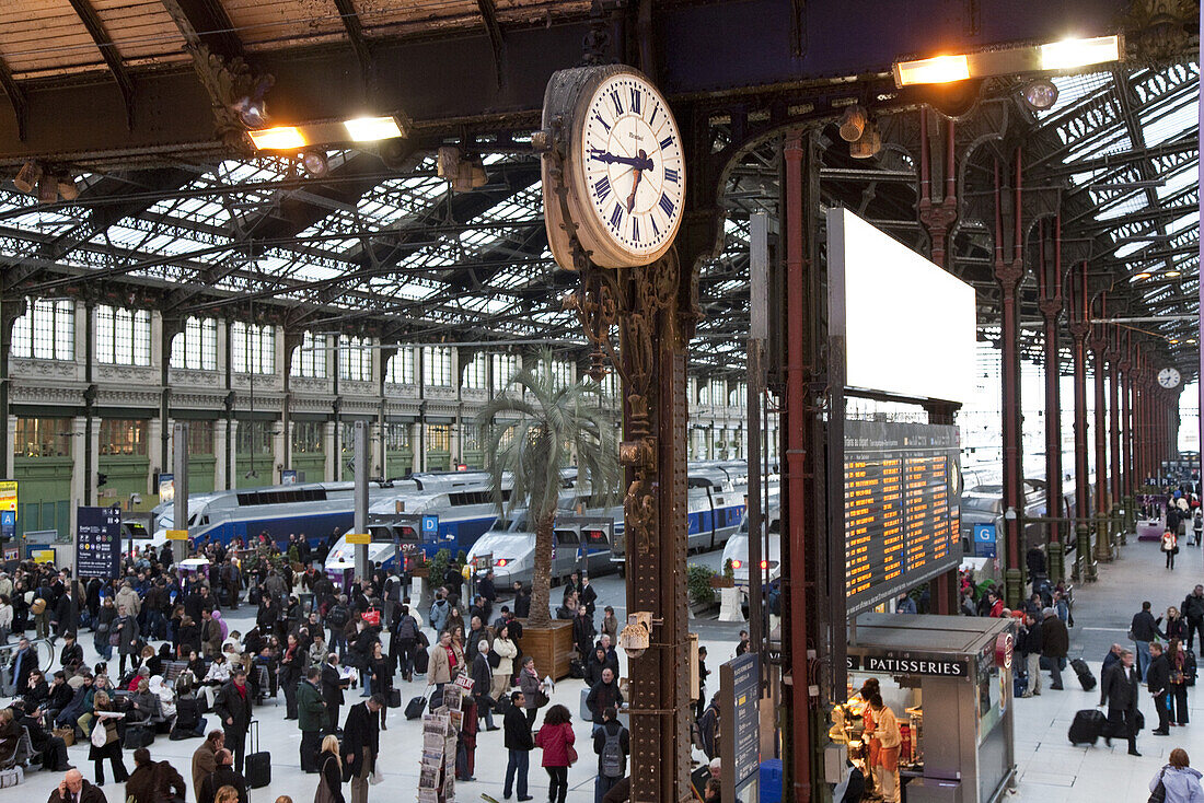 Menschen in der Ankunftshalle des Bahnhofs Gare du Nord, Paris, Frankreich, Europa