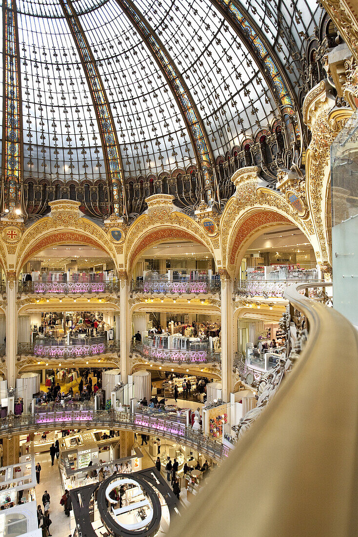 Innenansicht des Kaufhauses Galeries Lafayette, eines der ältesten Kaufhäuser in Frankreich, Paris, Frankreich, Europa