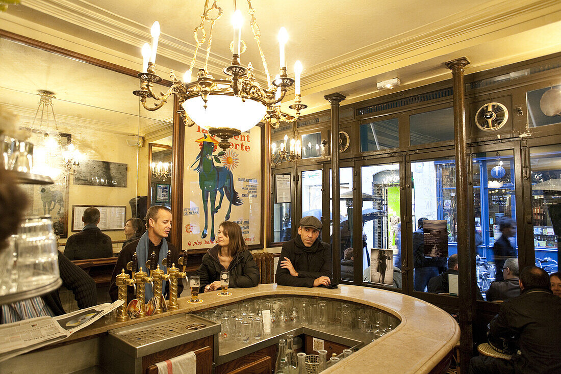 Menschen im Café Le Petit Fer à Cheval, Marais District, Paris, Frankreich, Europa
