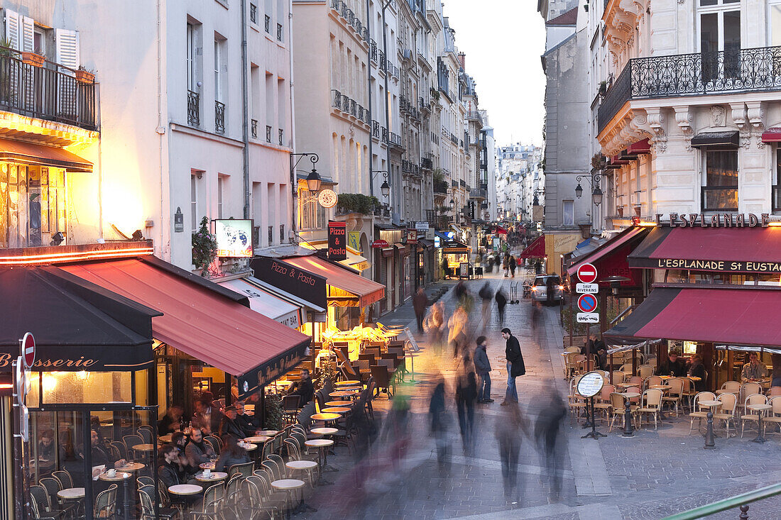 Menschen in der Einkaufsstrasse Rue de Montorgueil am Abend, 2. Arrondissement, Paris, Frankreich, Europa