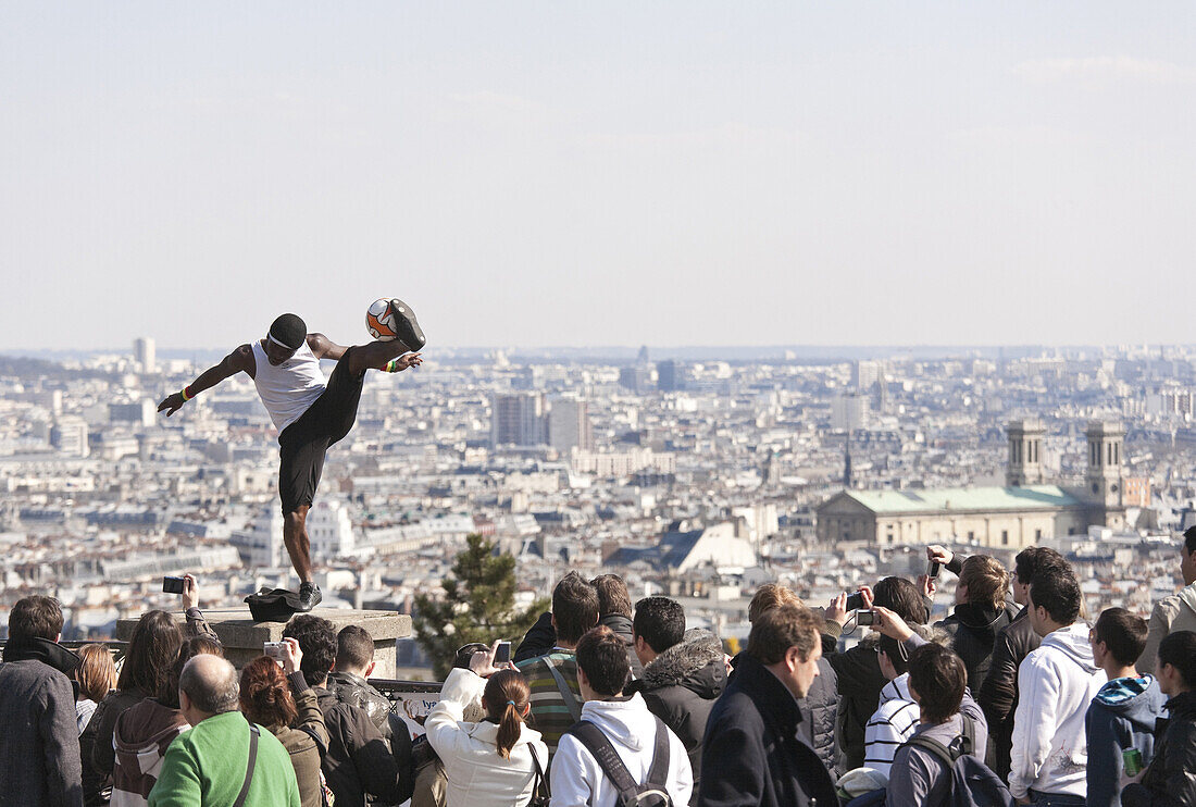 Strassenkünstler mit Fussball und Zuschauer am Montmartre, Paris, Frankreich, Europa