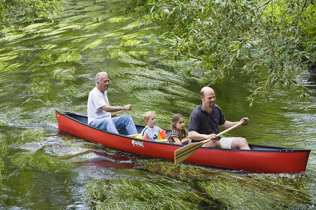 Vater Kinder und Großvater mit dem Kanu auf der Würm, Oberbayern, Deutschland