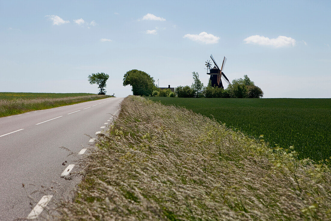 Historische Windmühle auf dem Land, Schonen, Südschweden, Schweden