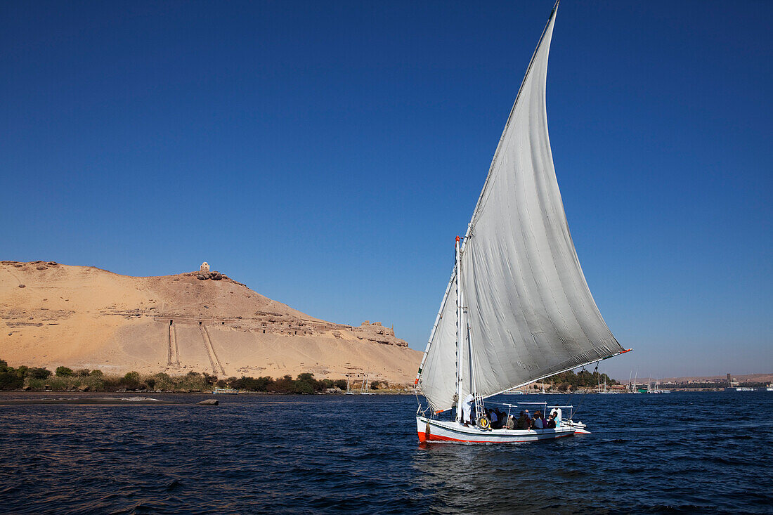 Feluke auf dem Nil, im Hintergrund das Mausoleum des Aga Khan, Assuan, Ägypten, Afrika