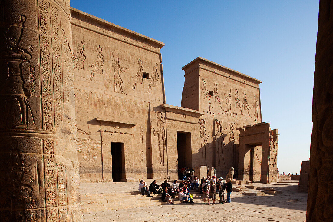 Touristen vor dem Philae Tempel, Assuan, Ägypten, Afrika