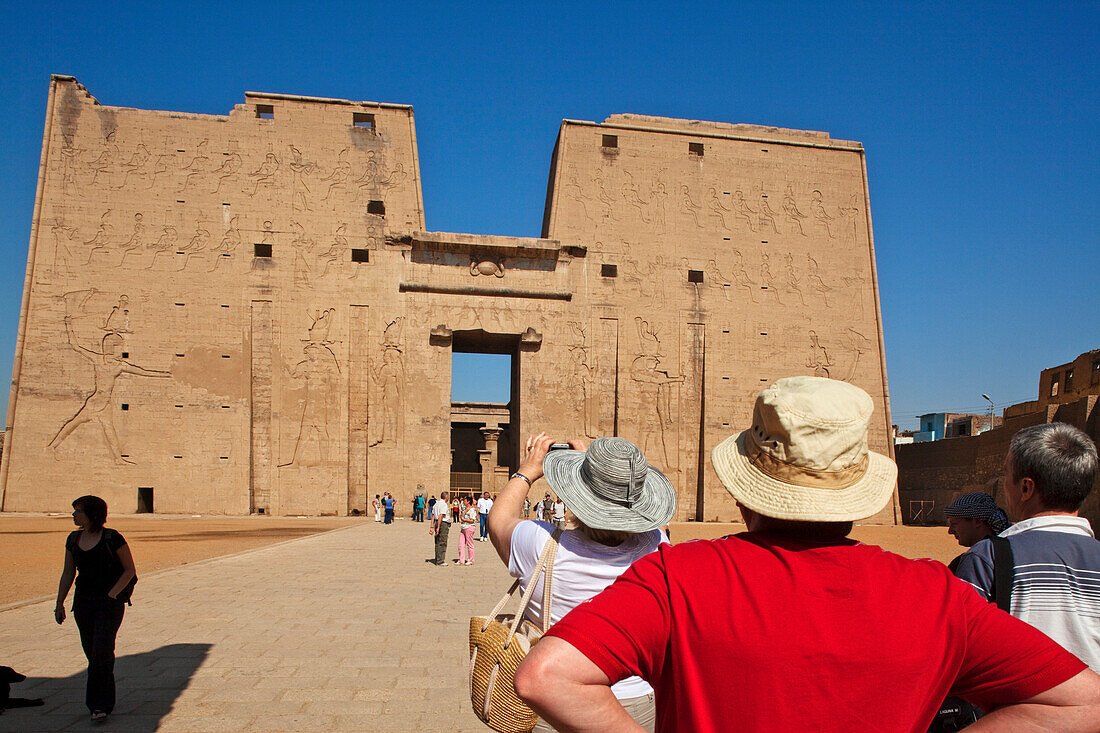 Touristen am Eingang des Horustempel, Tempel of Edfu, Edfu, Ägypten, Afrika