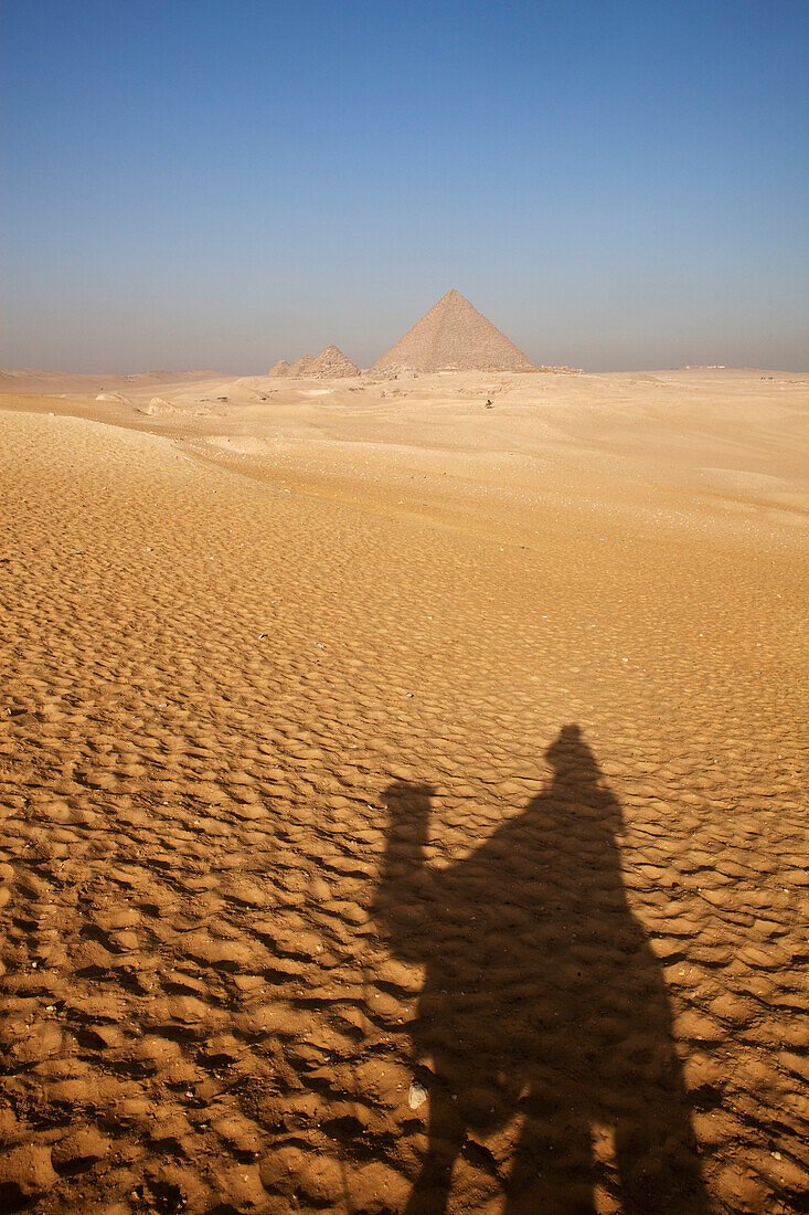 Schatten eines Touristen und die Pyramiden von Gizeh, Kairo, Ägypten, Afrika