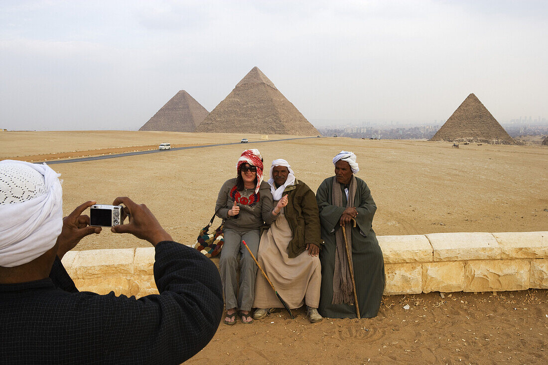 Touristin und Einheimische vor den Pyramiden von Gizeh, Kairo, Ägypten, Afrika