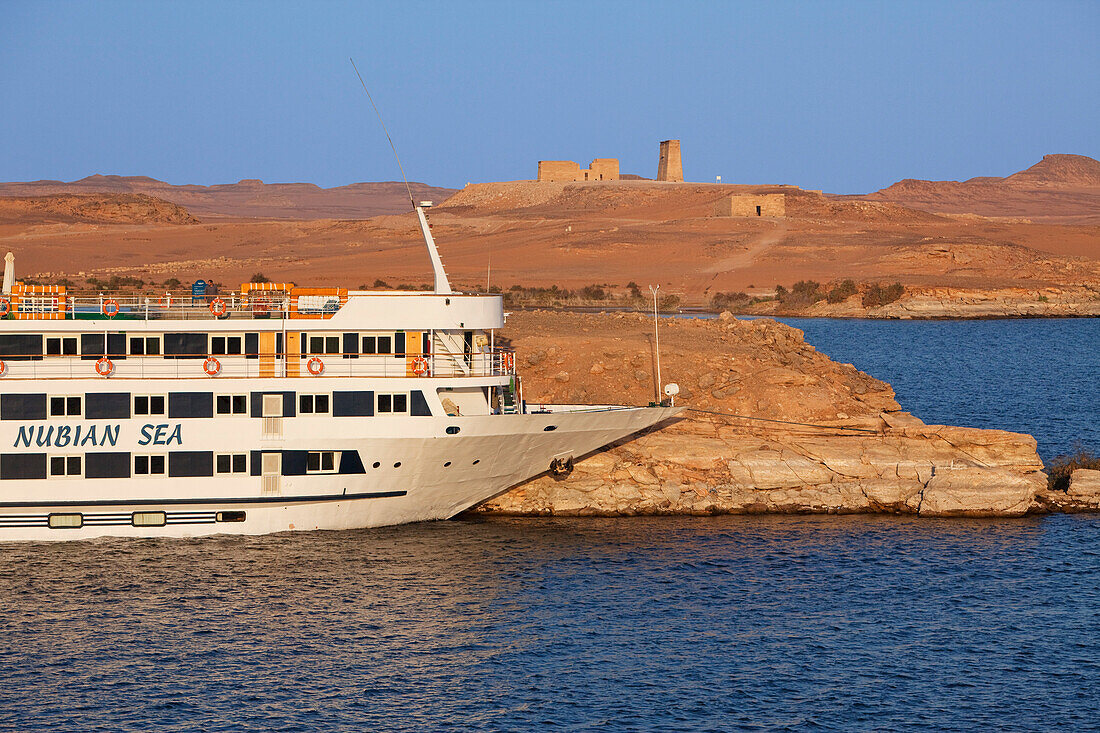 Kreuzfahrtschiff vor den Tempeln von Dakka und Maharraqa, Nassersee, Ägypten, Afrika