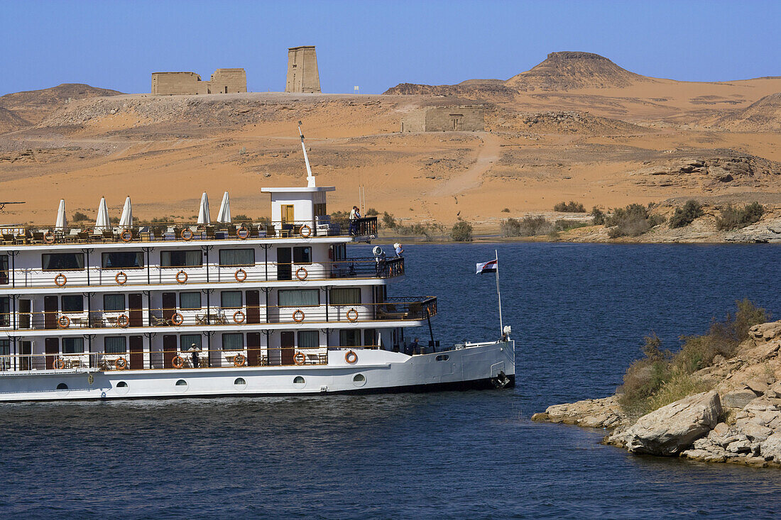 Kreuzfahrtschiff vor dem Tempel von Dakka, Nassersee, Ägypten, Afrika