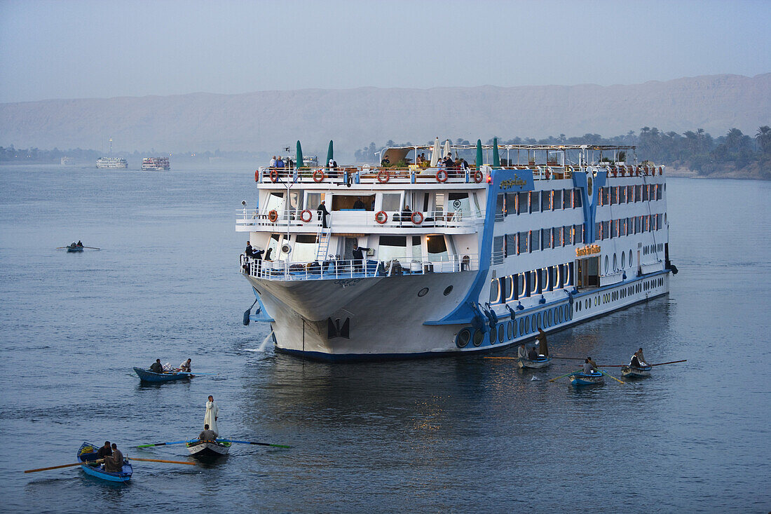 Souvenirverkäufer in Booten und Kreuzfahrtschiff, Edfu, Ägypten, Afrika