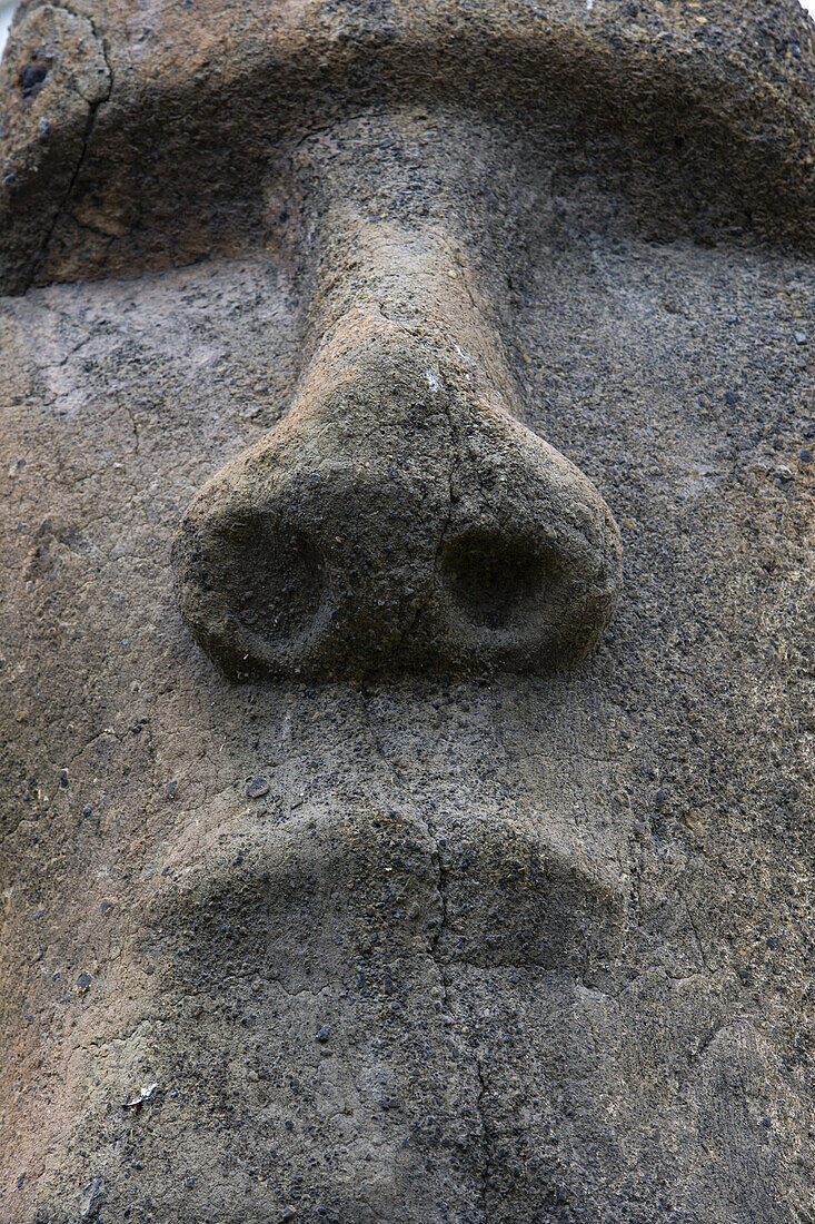 Nahaufnahme von einer Rapa Nui Moai Statue vor dem Museo Fonck Museum im Casa Delano, Valparaiso, Chile, Südamerika, Amerika