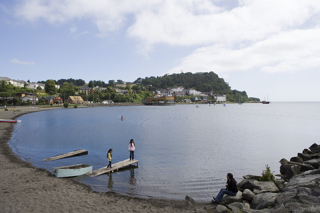 Kinder auf Steg am Lago Llanquihue See, Puerto Vagas, Los Lagos, Patagonien, Chile, Südamerika, Amerika