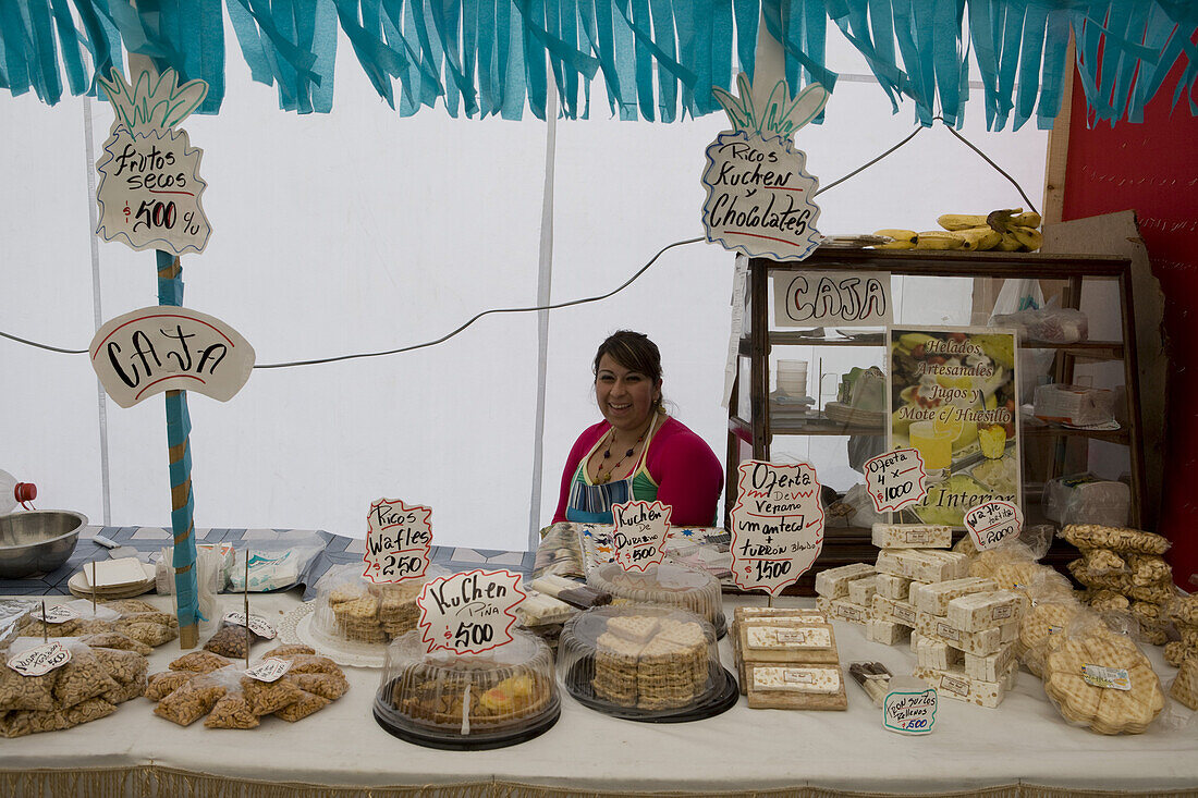 Frau verkauft Kuchen an einem Marktstand, Puerto Montt, Los Lagos, Patagonien, Chile, Südamerika, Amerika
