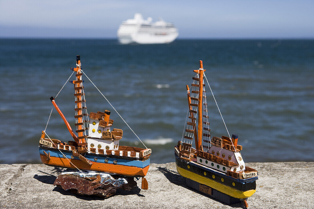 Modelle von Fischerbooten vor Kreuzfahrtschiff Insignia (Oceania Cruises), Puerto Montt, Los Lagos, Patagonien, Chile, Südamerika, Amerika