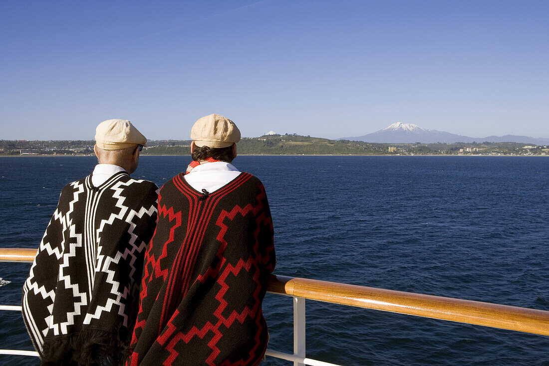 Passagiere mit südamerikanischen Parkas an Reling von Kreuzfahrtschiff MS Deutschland (Reederei Deilmann), Puerto Montt, Los Lagos, Patagonien, Chile, Südamerika, Amerika