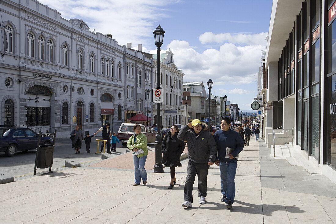 Menschen laufen entlang der Hauptstraße von Punta Arenas, Patagonien, Chile, Südamerika, Amerika