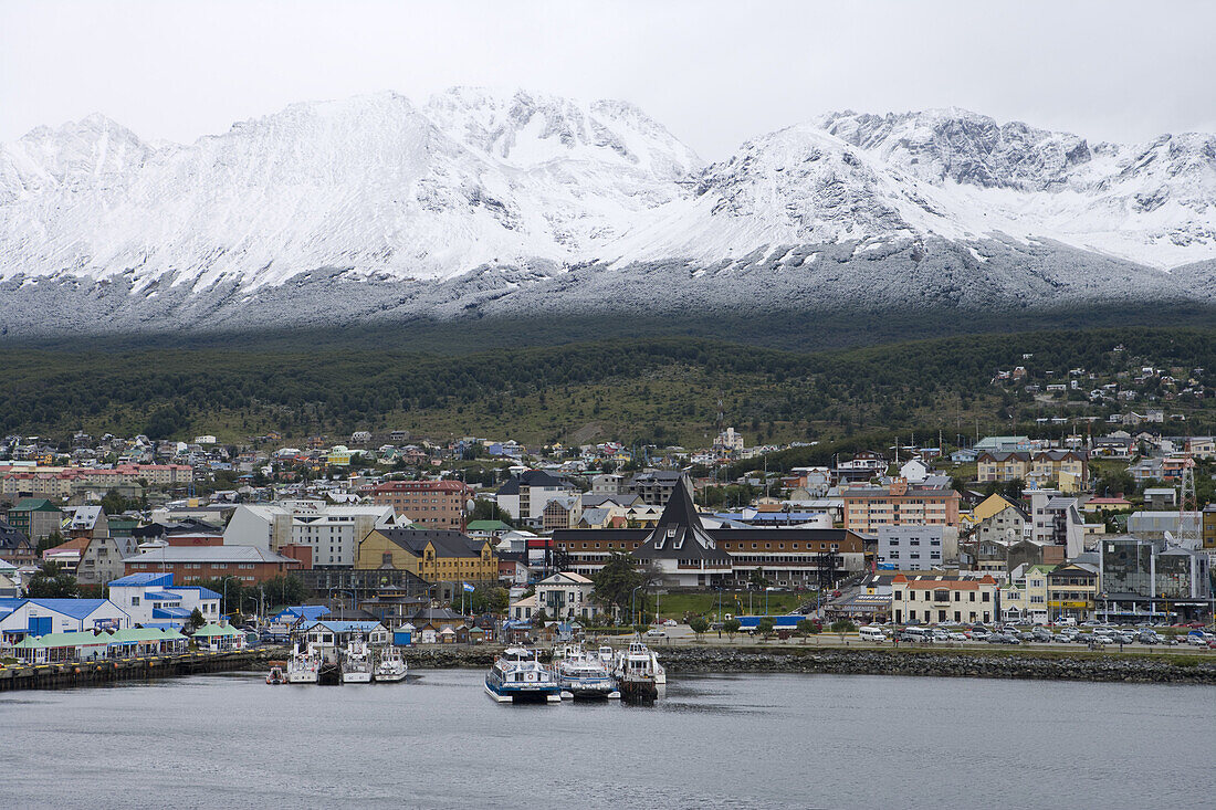 Stadtansicht vor schneebedeckten Bergen, Ushuaia, Feuerland, Patagonien, Argentinien, Südamerika, Amerika