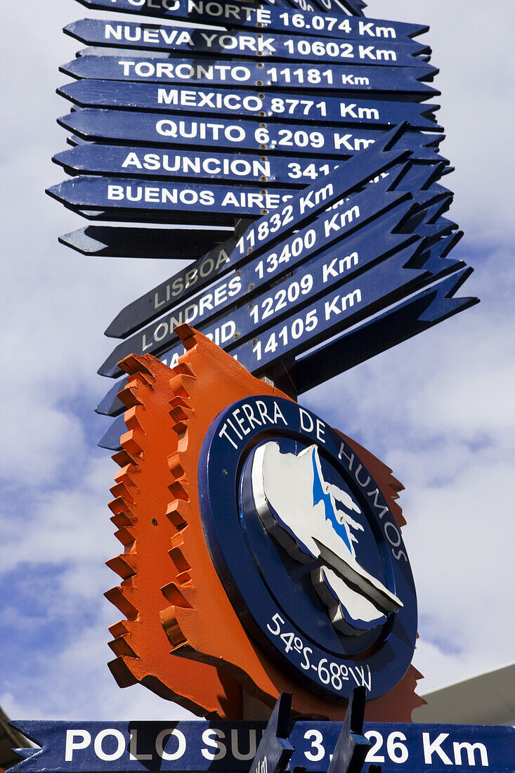 Wegweiser mit weltweiten Entfernungsangaben, Ushuaia, Feuerland, Patagonien, Argentinien, Südamerika, Amerika