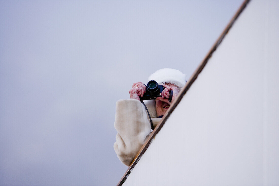 Frau fotografiert an Bord von Kreuzfahrtschiff MS Deutschland (Reederei Deilmann), Isla Hornos, Patagonien, Chile, Südamerika, Amerika