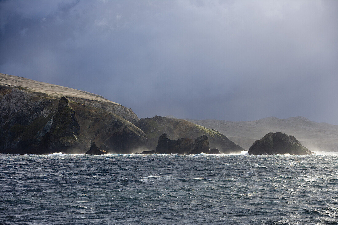 Küste und Inseln unter Wolkenhimmel, Isla Hornos, Patagonien, Chile, Südamerika, Amerika